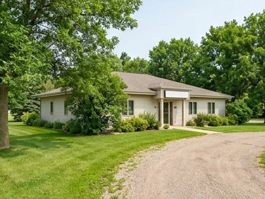 Single-story veterinary-clinic style building, summer